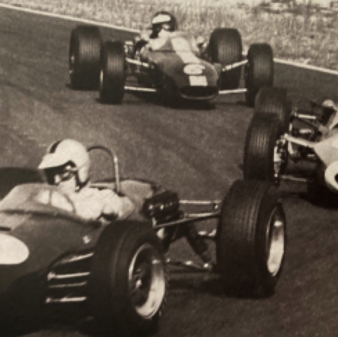 I Trophé Craven 'A' 1966  sur le circuit Bugatti au Mans : Les 3 leaders à mi-course Denis Hulme, Jean Pierre Beltoise et Jimmy